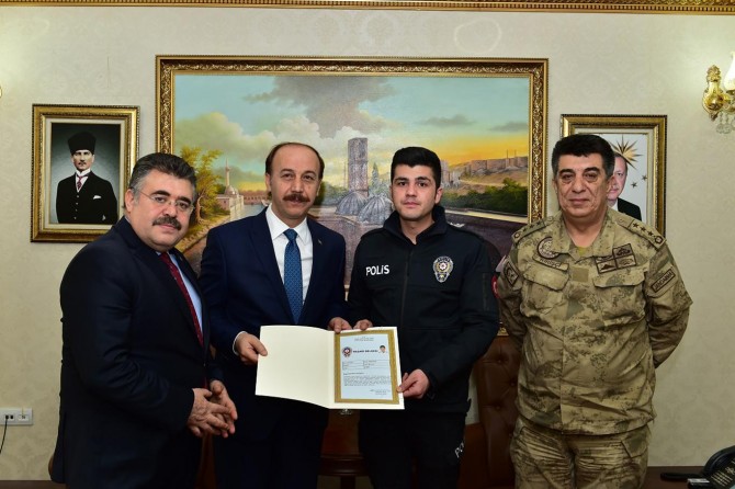 Şüpheli şahsı etkisiz hale getiren polisler ödüllendirildi