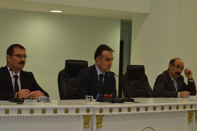 Bitlis Valisi seçim öncesi muhtarlarla bir araya geldi