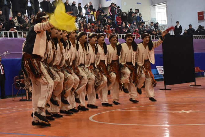 Muş'ta halk oyunları müsabakası