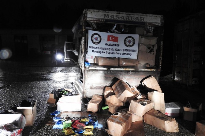 Gaziantep'te tonlarca kaçak nargile tütünü ele geçirildi