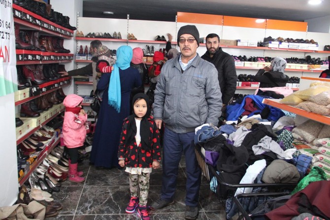 Van'da 500 kişiye ayakkabı ve elbise yardımında bulunuldu