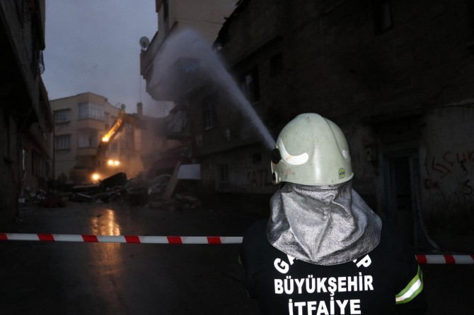 ​Doğalgaz patlamasında hasar gören evlerin yıkımı gerçekleştirildi