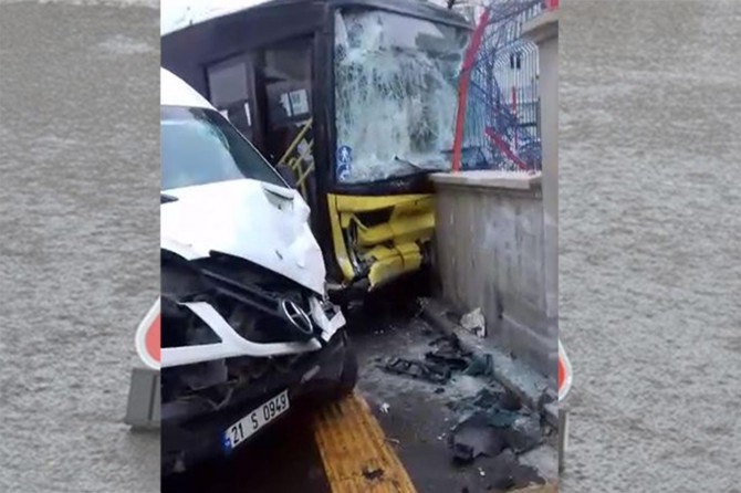 Otobus û serwîsa mamosteyan li hev qelibîn: 13 birîndar