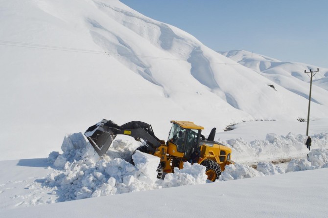 Yüksekliği 5 metreyi aşan köy yollarında karla mücadele