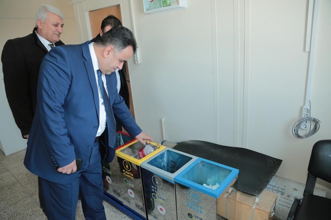 VASKİ 120 geri dönüşüm kutusunu şubelere dağıttı