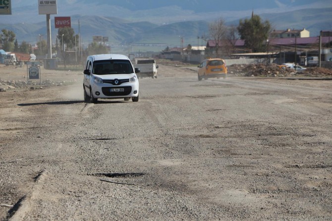 Şoförler İpekyol'undaki çukurlara tepki gösterdi