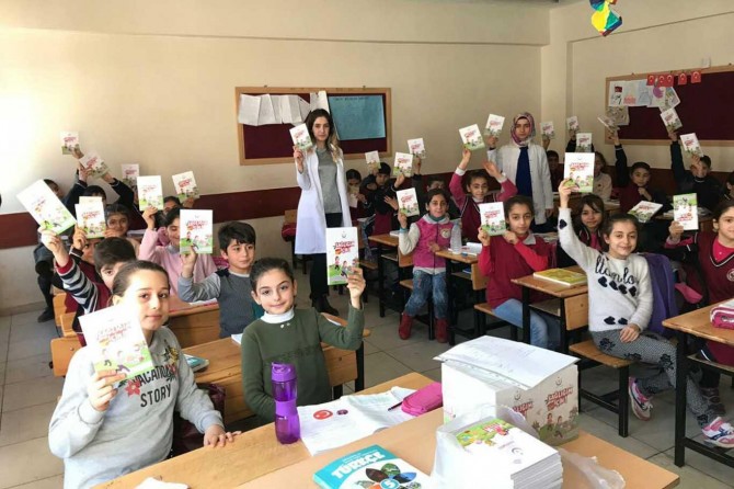 Öğrencilere "sağlığım için" not defteri dağıtılıyor
