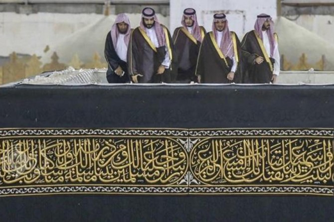 Prens Selman'ın Kabe'nin üstüne çıkması tepkilere neden oldu