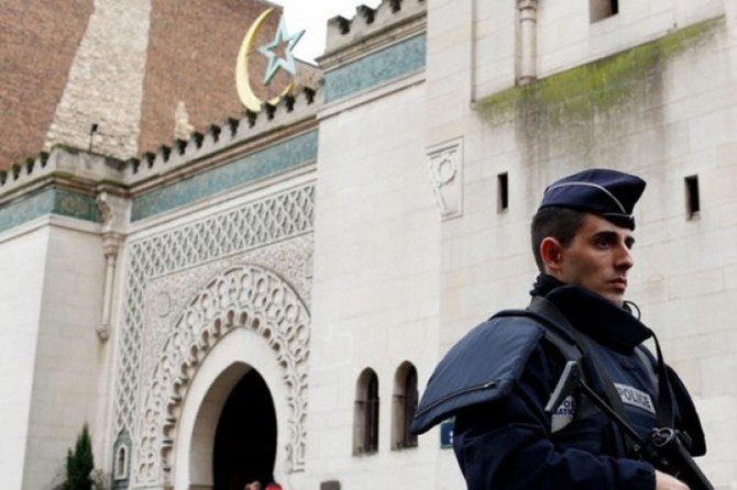 İslam düşmanı Fransa 7 camiyi kapattı