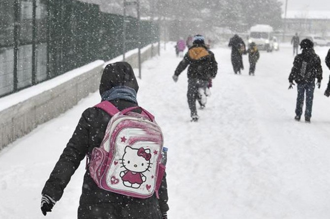 Hakkari'de kar nedeniyle eğitime bir gün ara