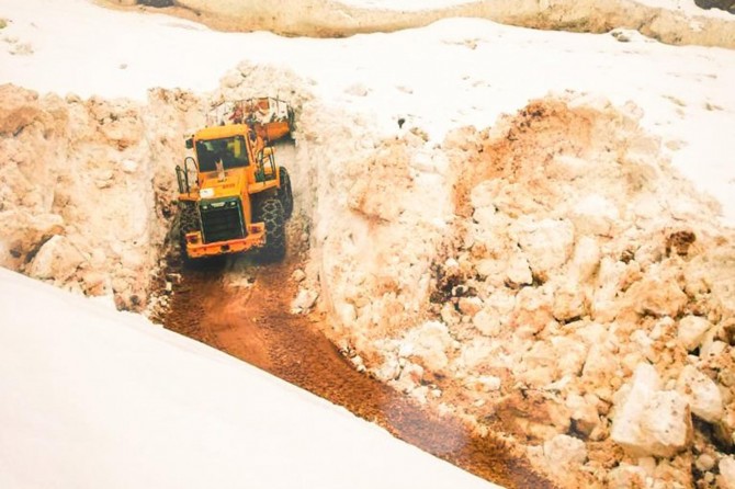 Çığ nedeniyle 3 gün ulaşıma kapanan yol açıldı