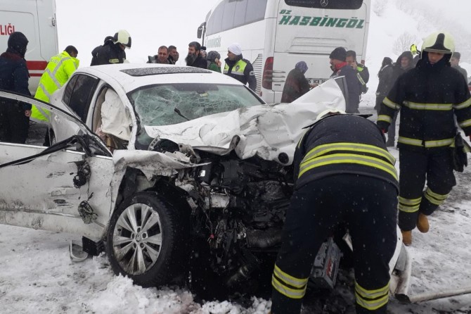 Bingöl'de otomobil otobüse çarptı: 1 ölü 10 yaralı