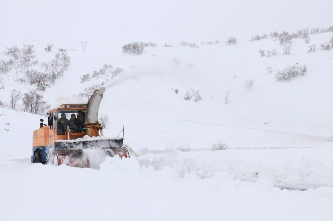Elazığ'da kar 73 köy yolunu kapattı