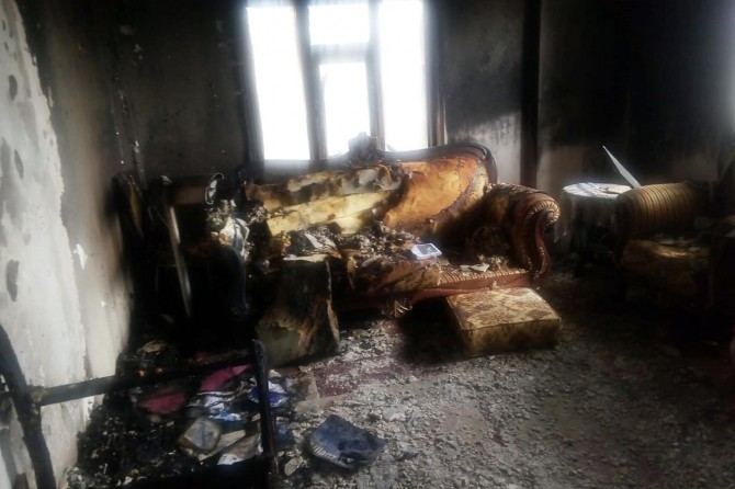 Van'da yanan ev kullanılamaz hale geldi