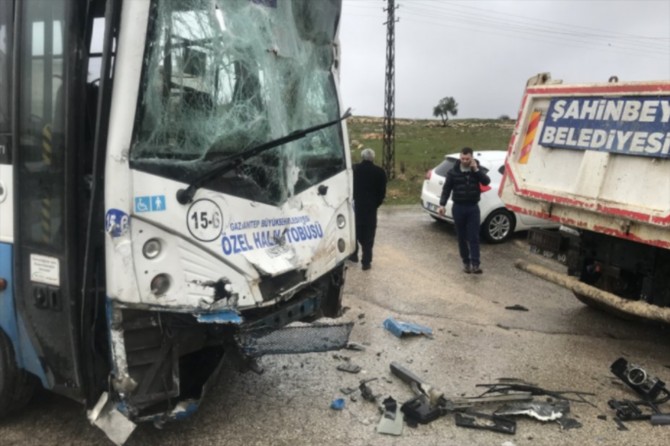 Gaziantep'te halk otobüsü ile kamyon çarpıştı: 3'ü çocuk 5 yaralı