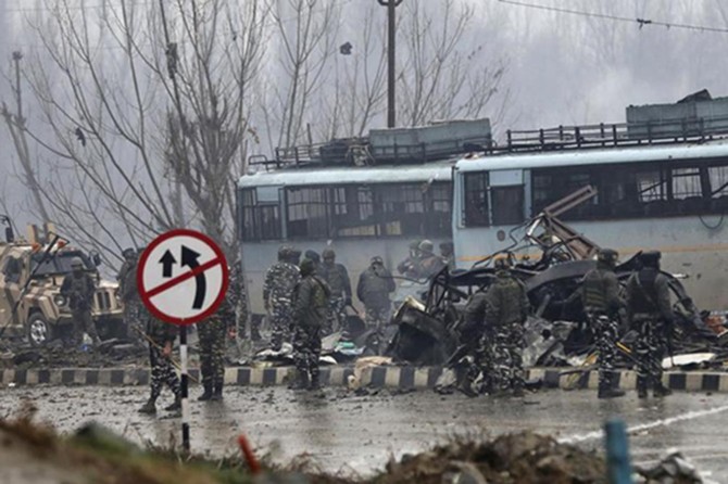 Li Keşmîrê çalakîya bombeyî li leşkerên Hindistanê hat kirin: 44 mirî 20 birîndar