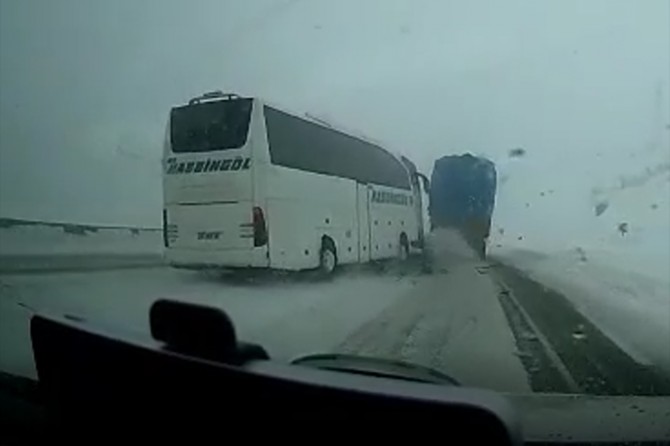 Otobüs ile otomobilin çarpışma anı kameraya yansıdı