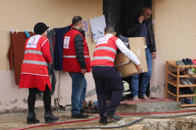 Kızılay'dan ihtiyaç sahiplerine giyim ve gıda yardımı
