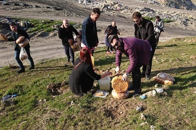 Çöpe atılacak gıdalar hayvanlar için doğaya bırakıldı