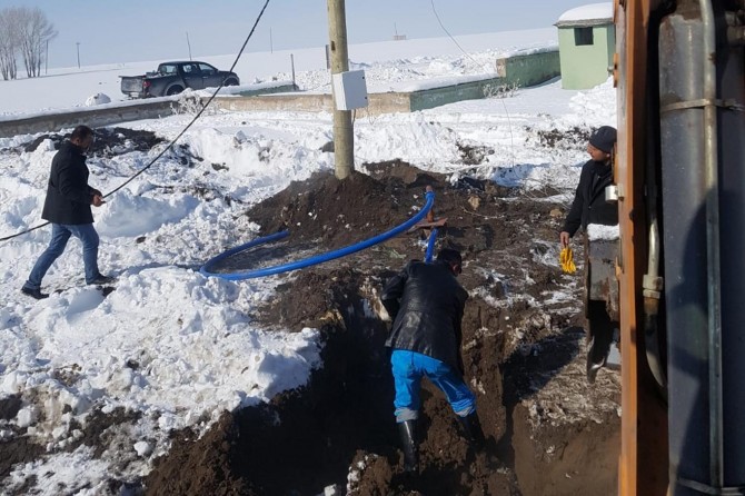 Ekipler kar ve soğuk havaya rağmen su arızasını giderdi
