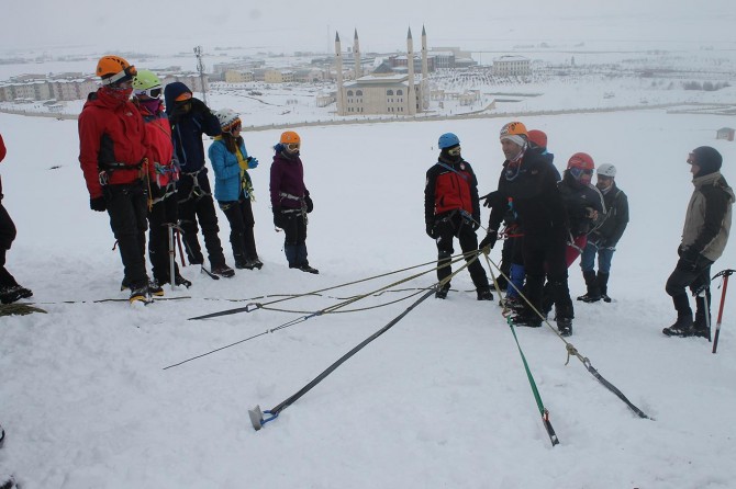 Zorlu kış şartlarında dağcılık eğitimi