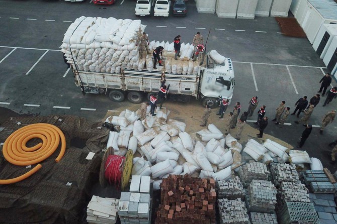 Saman balyaları arasında 176 kilo esrar bulundu