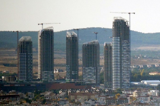 Yapı ruhsatı verilen yapıların yüzölçümü yarı yarıya azaldı