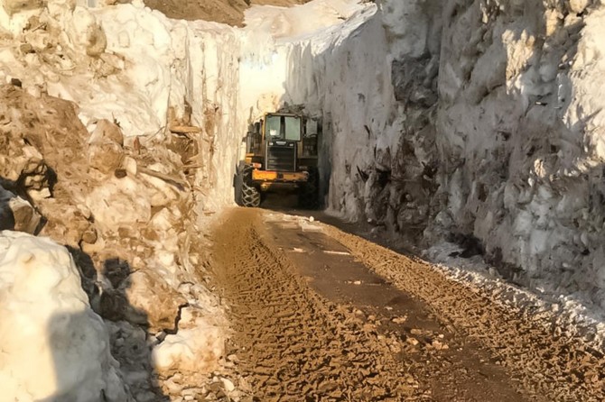 Çığ nedeniyle kapanan yol açıldı