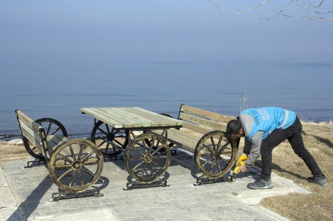 Van'da park ve bahçelerdeki mobilyalar yenileniyor