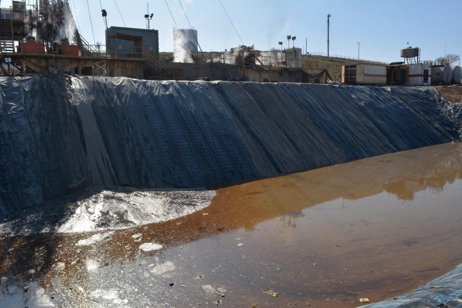 Petrol kuyularından sızan kimyasal atıklar köylüleri mağdur ediyor