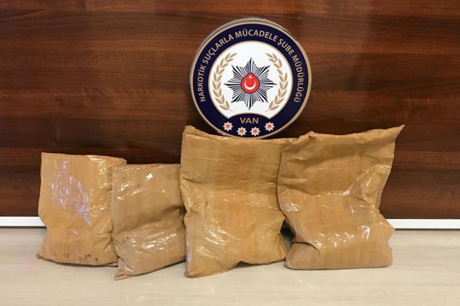 Araba bagajında 4 kilogram eroin ele geçirildi