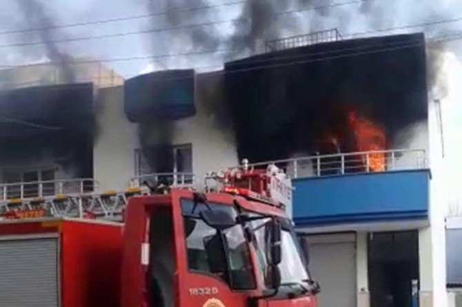 Elektrik kontağından çıkan yangın evi küle çevirdi