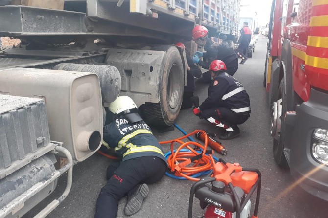 Şanlıurfa'da motosiklet TIR'ın altına girdi