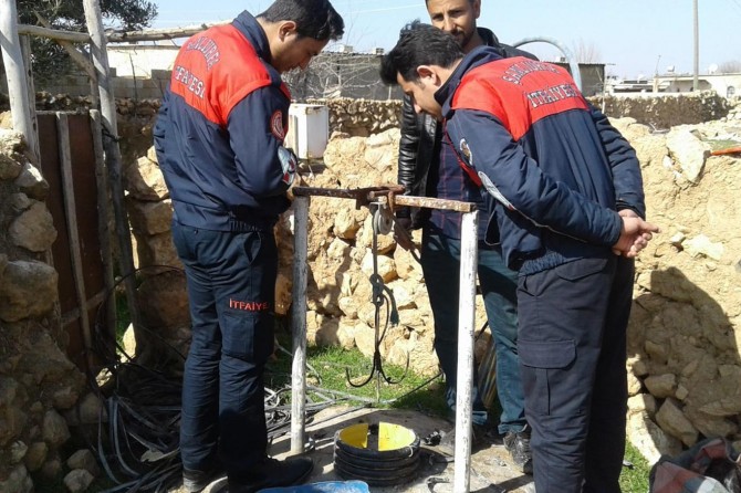 Akçakale'de 100 metre derinliğindeki kuyuya düşen oğlak kurtarıldı