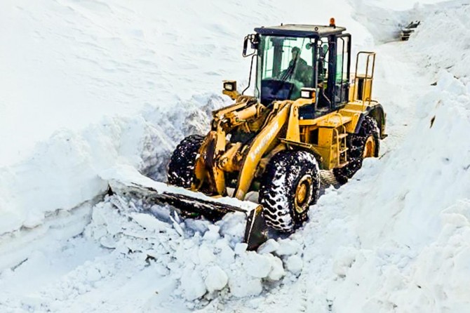 Çığın kapattığı yol açıldı