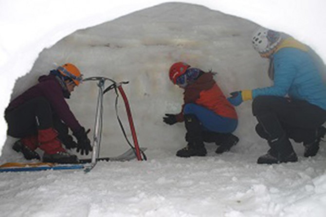 Dağcılar eğitimlerinin son gününde iglo yapımını öğrendi