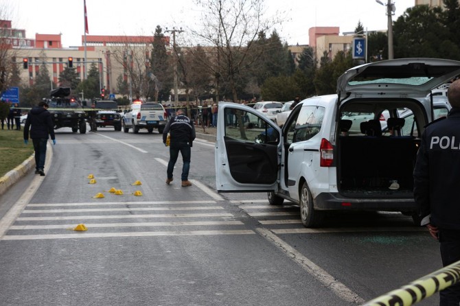 Mardin'de kırmızı ışıkta silahlı saldırı: 1 ölü 3 yaralı