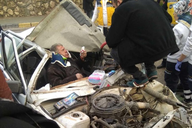 ​Gaziantep'te el freni çekilmeyen otomobil başka bir otomobilin üzerine düştü