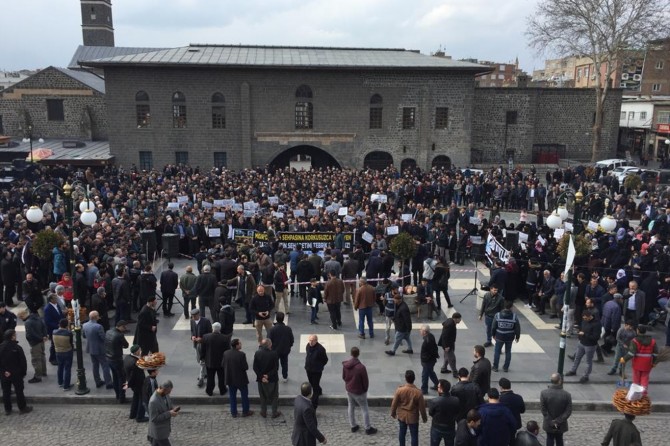 Divê ji wî Sîsîyê ku xwîna Mislimanan dirjîne û ji girêdayîyên wî hisab bê pirsîn