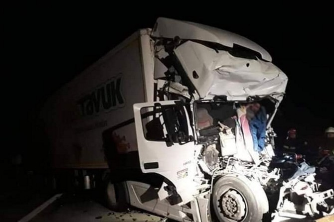 İki TIR çarpıştı: Bir ölü bir yaralı