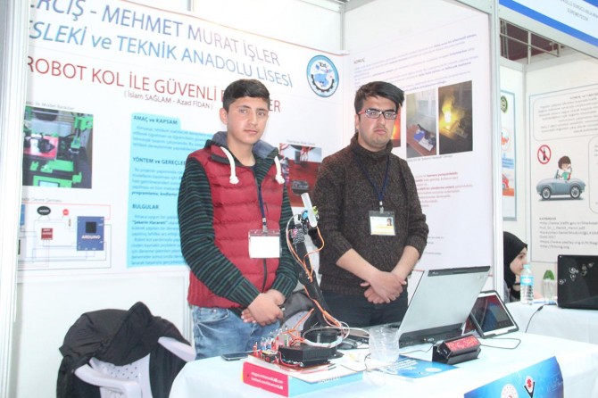 Bluetoothlu Robot Kol ile güvenli deneyler yapılabilecek