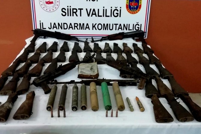 Eruh'ta ağaç kavuğuna gizlenmiş silah ve mühimmat bulundu