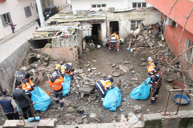 Evden 5 kamyon çöp çıktı