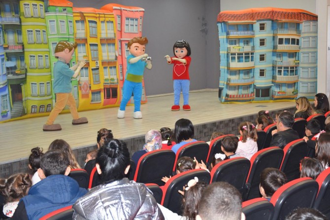 Silopi Belediyesinden miniklere tiyatro gösterisi