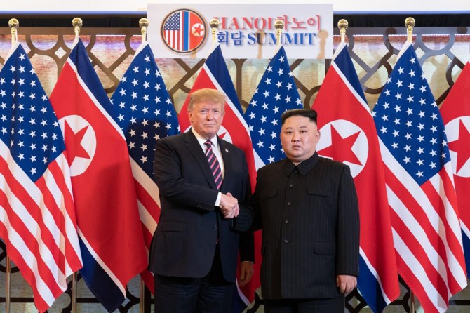 Trump ve Kim bir araya geldi