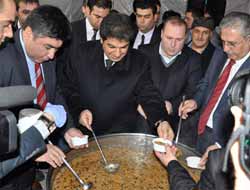 İstanbul Esenler'de 10 Bin Kişiye Aşure Dağıtıldı