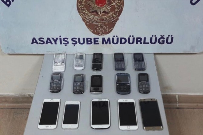 Çaldıkları telefonlarla yakalandılar