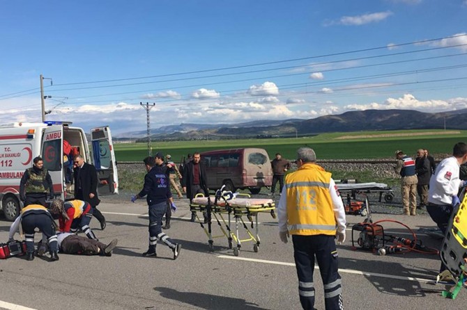 Gaziantep'te trafik kazası: 2 ölü 3 yaralı