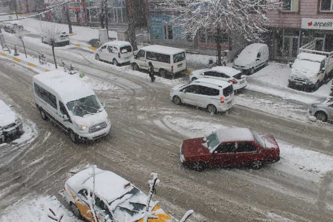 Sürücüler kar ve buzlanma nedeniyle zorluk çekti
