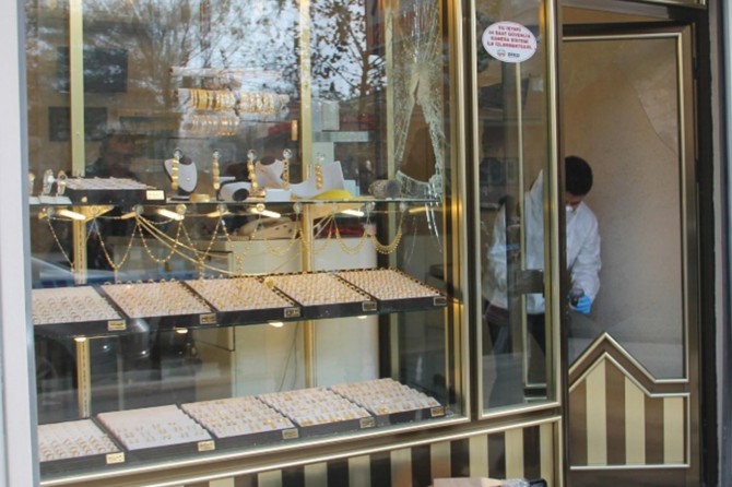 Kesê ku zêrfiroş şeland û 2 kesan kuşt polês derket